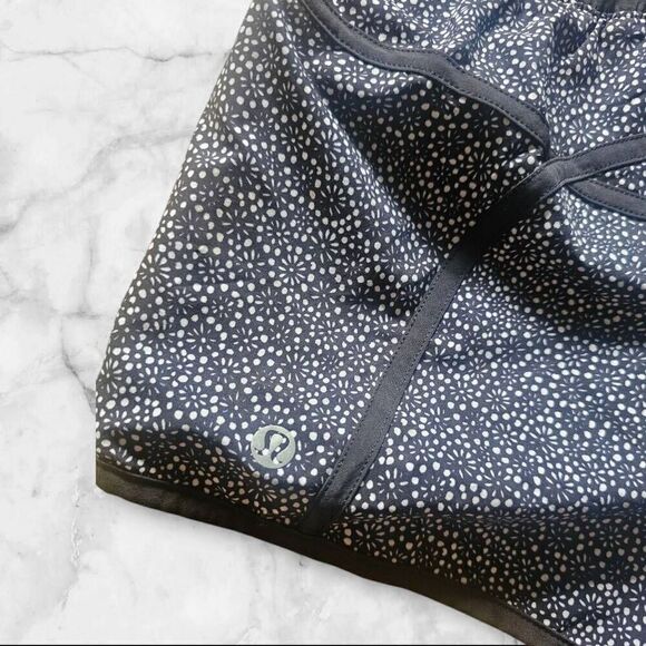 Lululemon Size 6 Tracker Shorts - Picture 3 of 4